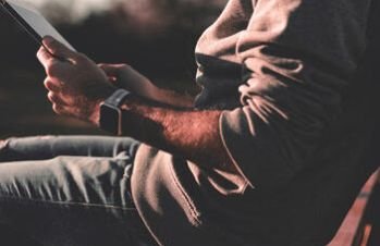 tabs_page_men_with_tablet (Demo)